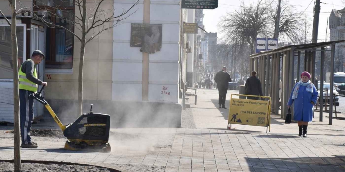 На Майдані Небесної Сотні у Вінниці ремонтники усувають нерівності покриття 
