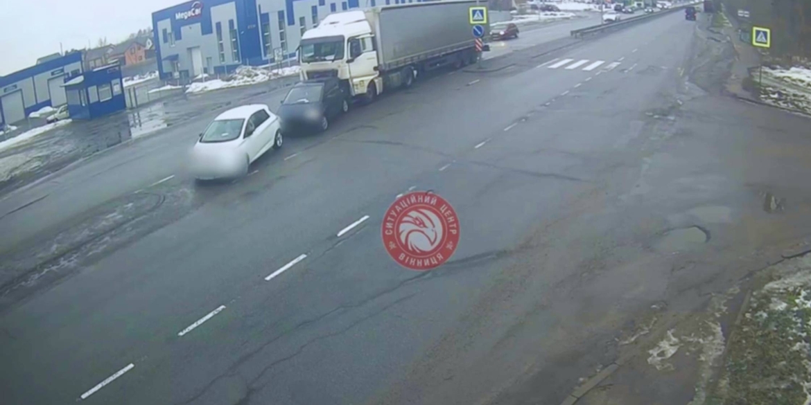 На Немирівському шосе у Вінниці сталась потрійна ДТП за участі вантажівки