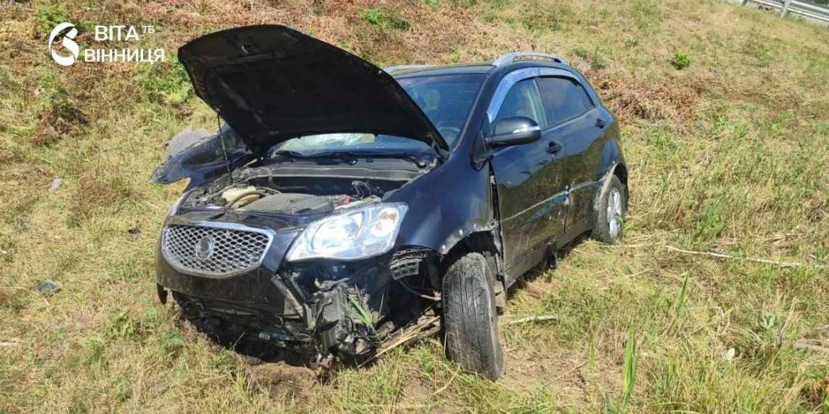 На об'їзній дорозі Вінниці авто з'їхало у кювет — постраждала пасажирка