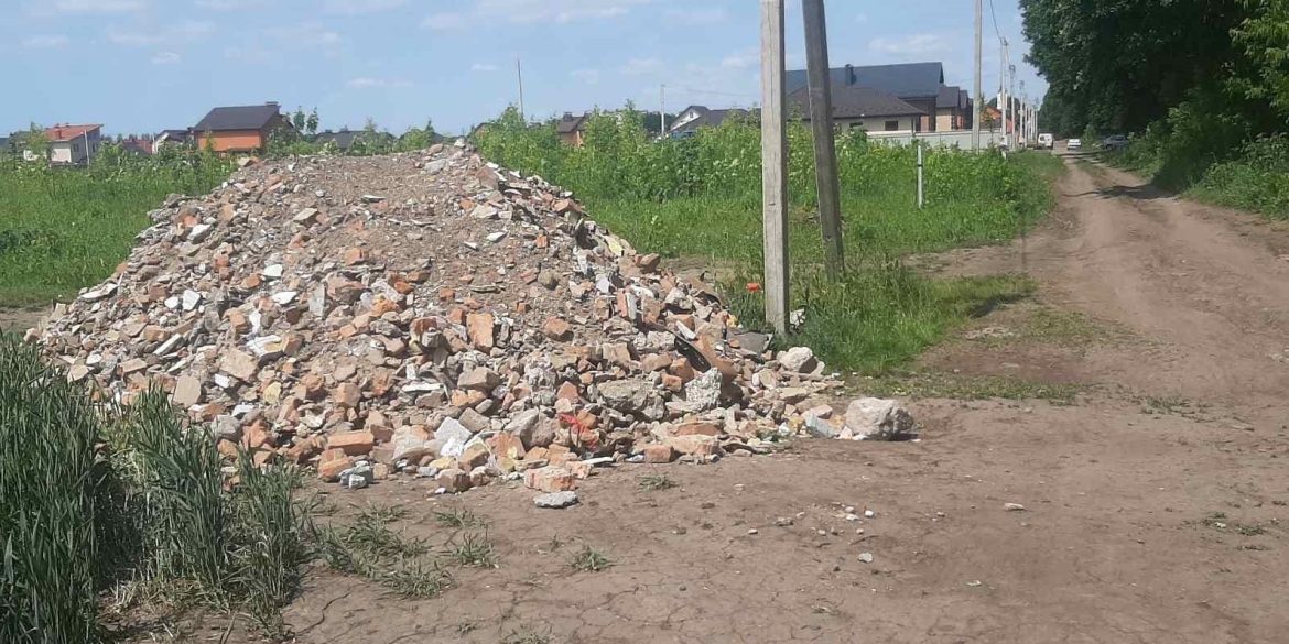 На одній з вулиць Тяжилова у Вінниці зробили звалище будівельного сміття