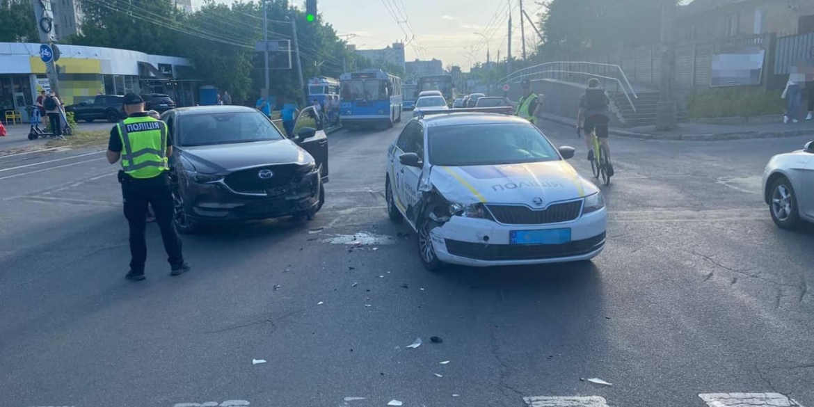 На перехресті у Вінниці водійка Mazda протаранила патрульне авто