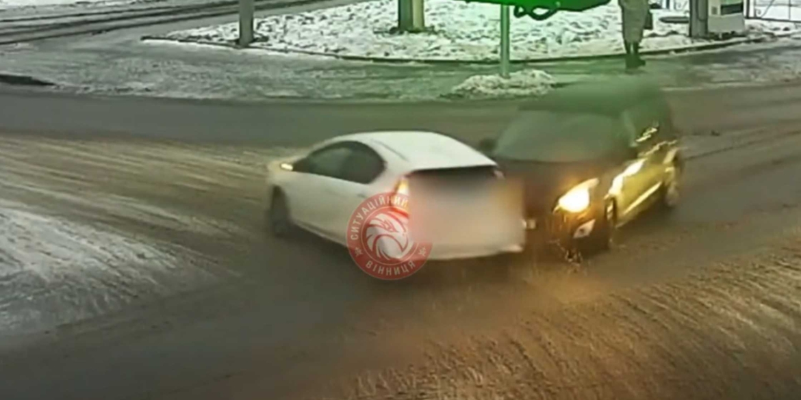 На перехресті вулиць Батозької та Янгеля у Вінниці зіткнулися два легковики