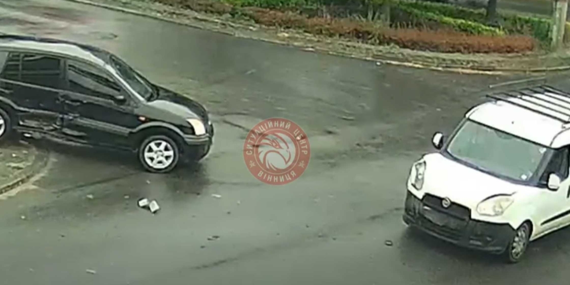 На перехресті вулиці Київської та Гонти у Вінниці зіткнулися дві автівки