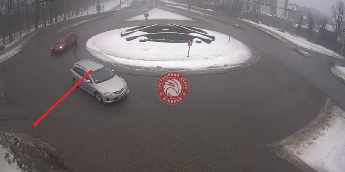 На перетині Гніванського шосе та вулиці Сонячної у Вінниці п'яний водій розтрощив огорожу