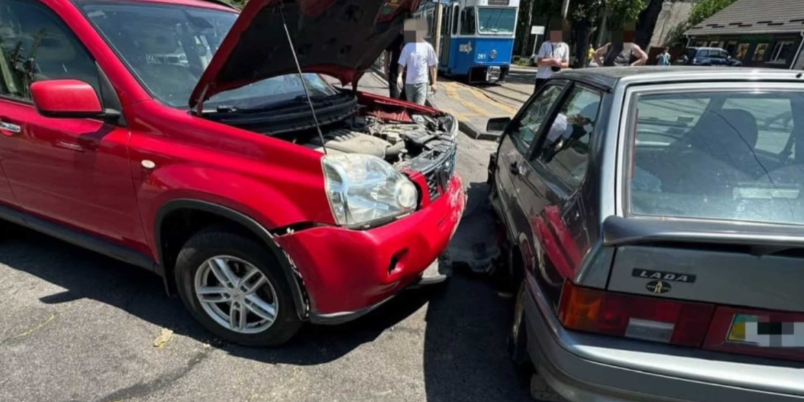 На перетині Хмельницького шосе та вулиці Трамвайної зіткнулися два автомобілі