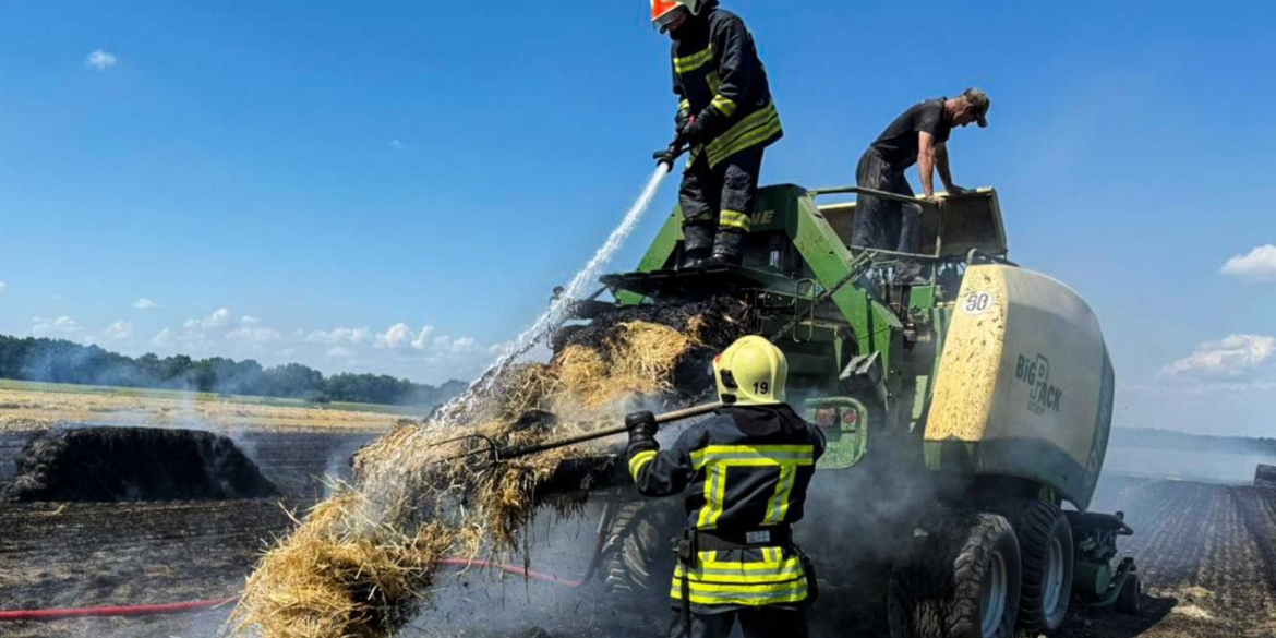 На полі в Калинівській громаді загорівся тюкопрес