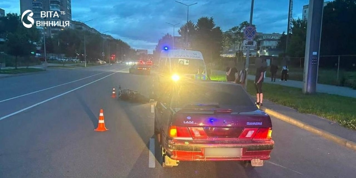 На просп. Юності у Вінниці сталося ДТП з мотоциклістом