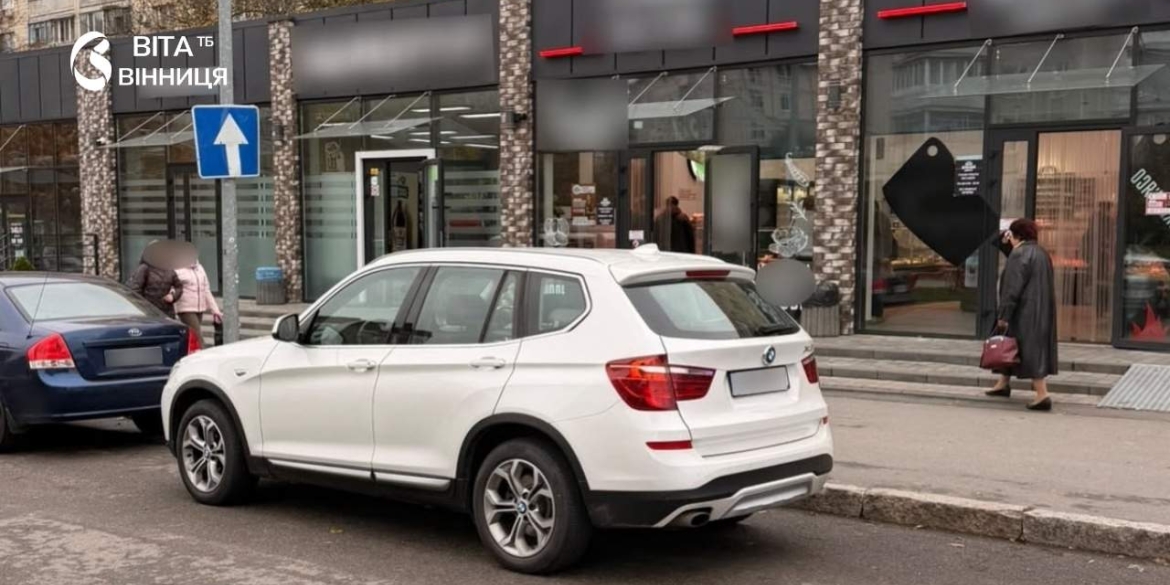 Автомобіль BMW на проспекті Космонавтів у Вінниці біля нерегульованого пішохідного переходу після наїзду на пішохода