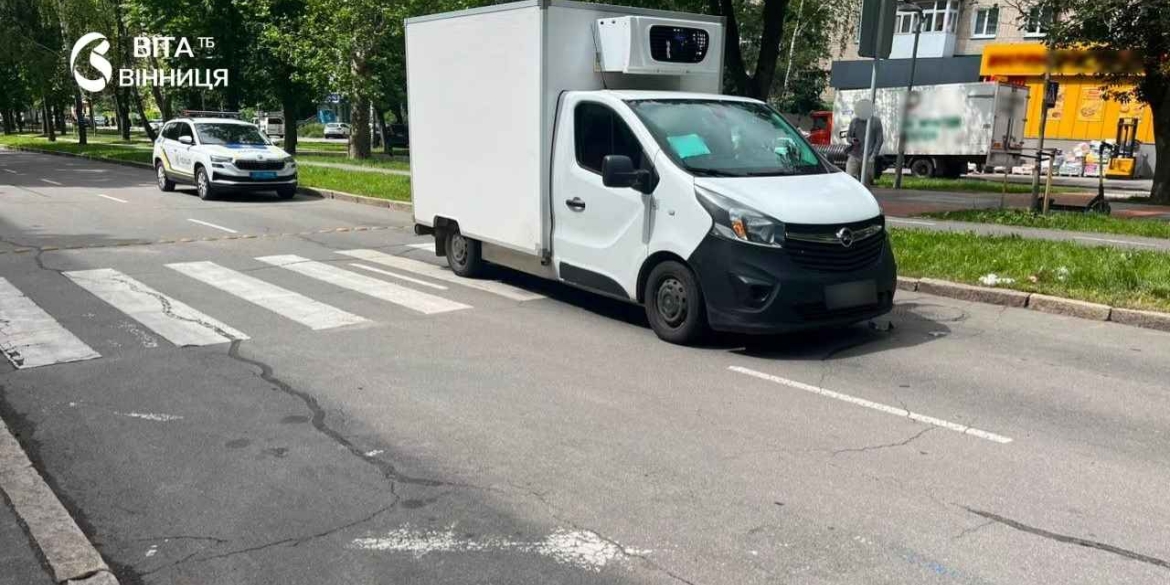 На проспекті Космонавтів у Вінниці автомобіль наїхав на пішохідку
