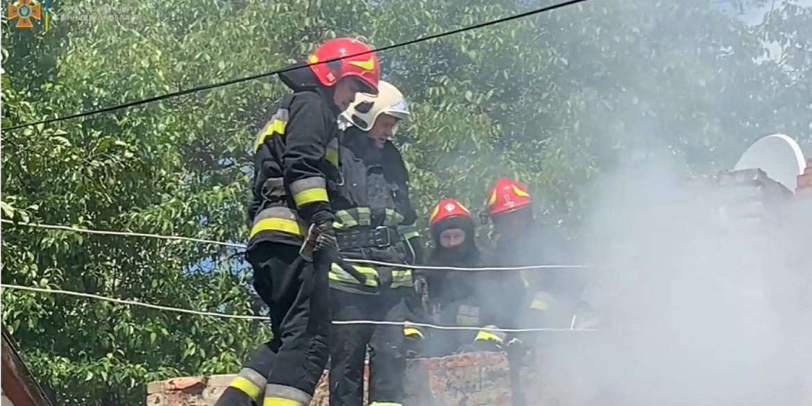 На провулку Галицького у Вінниці через недопалок спалахнув будинок