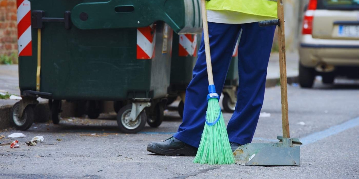 На прибудинкових територіях Вінниці у розпалі весняне прибирання