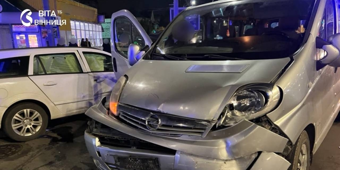 Два легковики Opel після зіткнення на вулиці Привокзальній у Вінниці, на місці працюють поліцейські