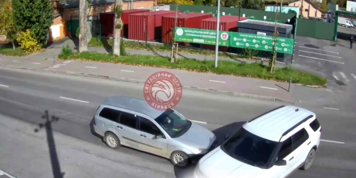 На Сабарівському шосе у Вінниці не розминулись два автомобілі однієї марки
