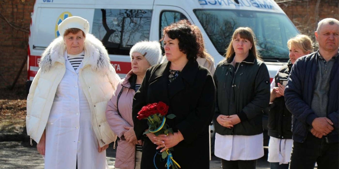 На стіні Барської лікарні відкрили меморіальну дошку на честь загиблого медика