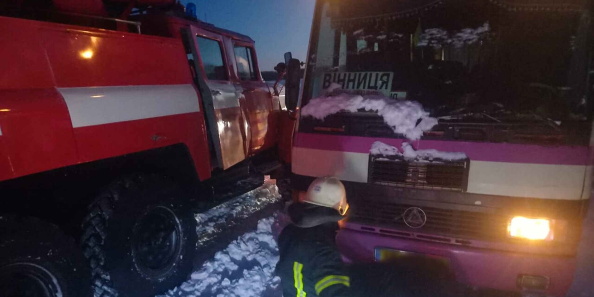 На трасах Вінниччини два рейсових автобуси загрузли у снігових заметах