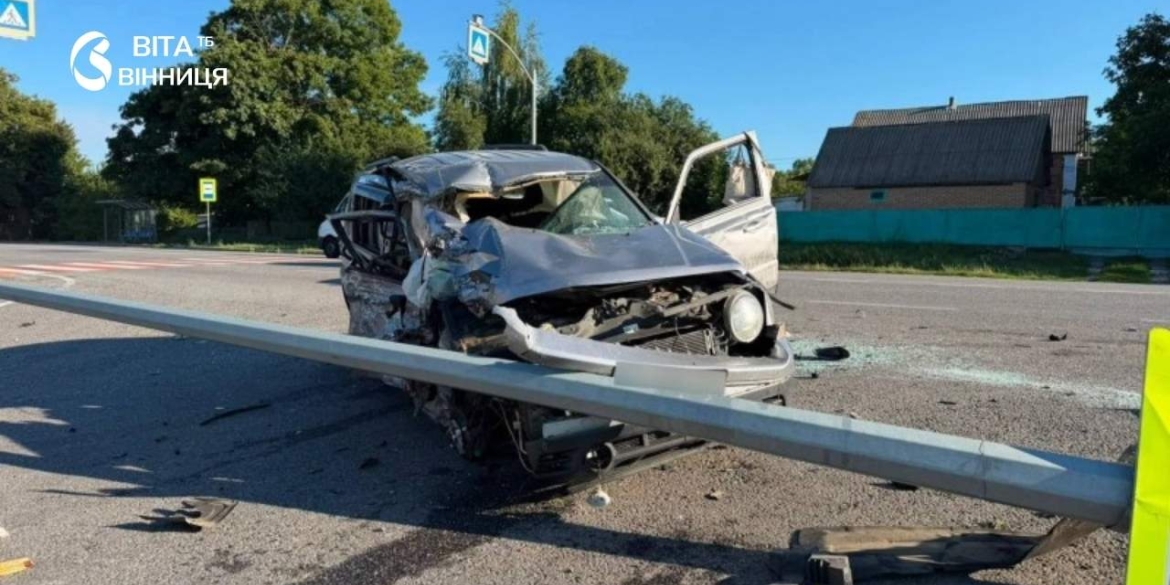 На трасі М-30 у Вінницькому районі зіткнулися джип і вантажівка трвмувалась пасажирка