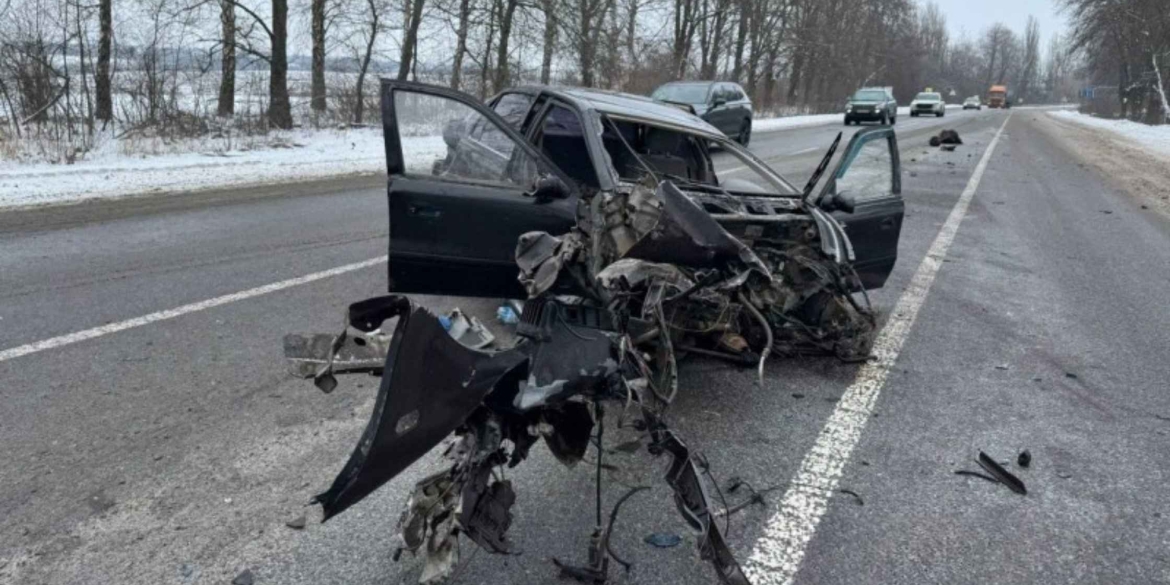 На трасі у Вінниччині легковик протаранив вантажівку - водій у лікарні