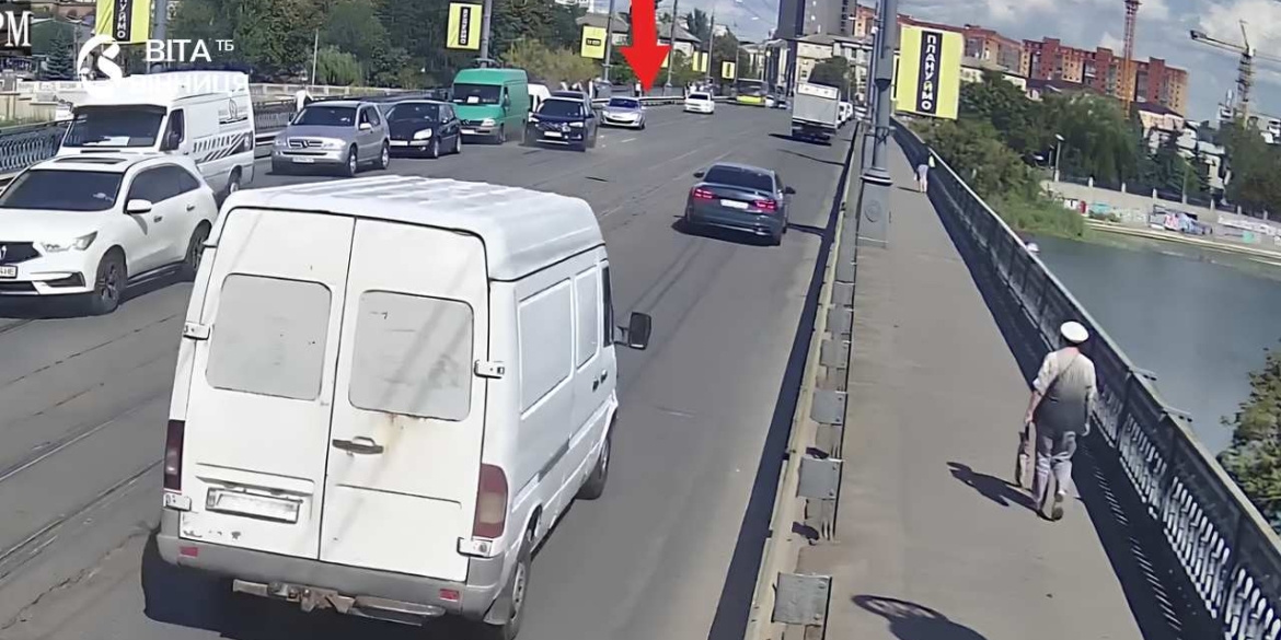 На Центральному мосту у Вінниці сталася ДТП через невдалий маневр