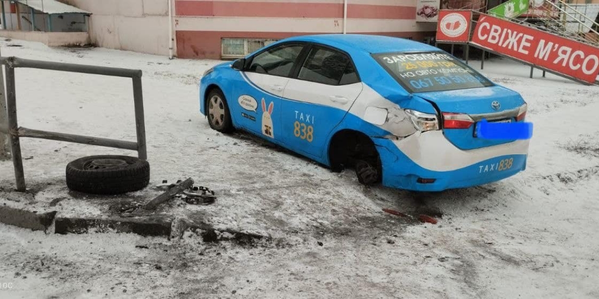 На виїзді з Вінниці таксист розтрощив захисне металеве огородження