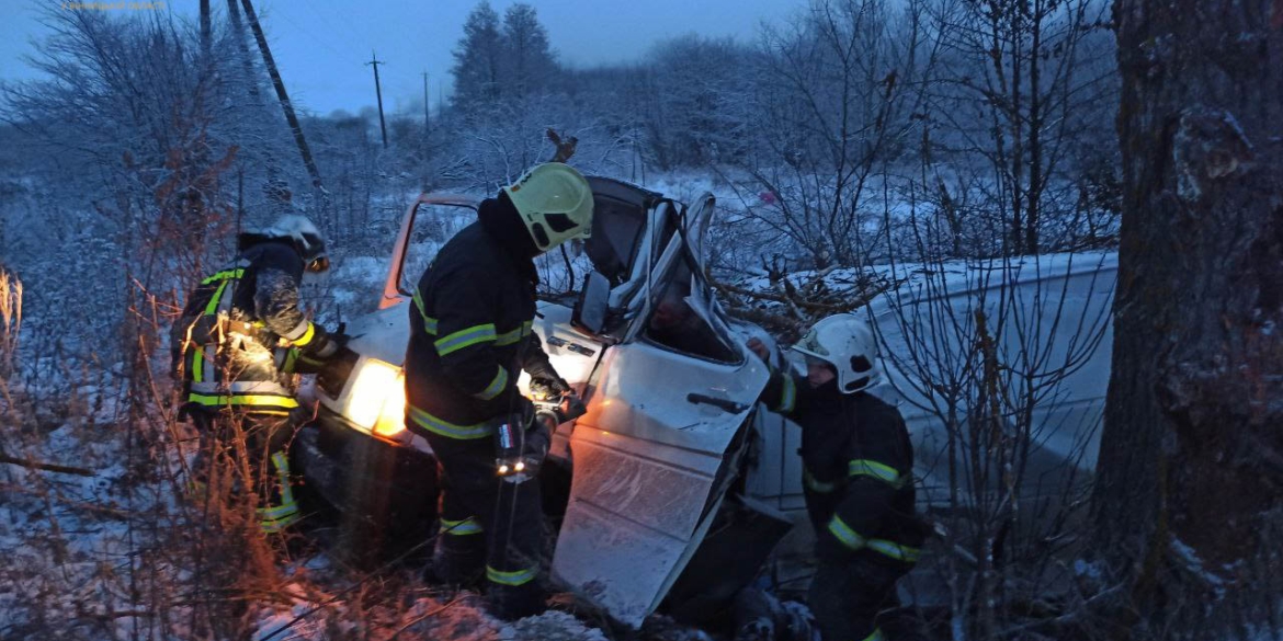 На Вінниччині «Фольксваген» злетів з дороги - дві людини загинули