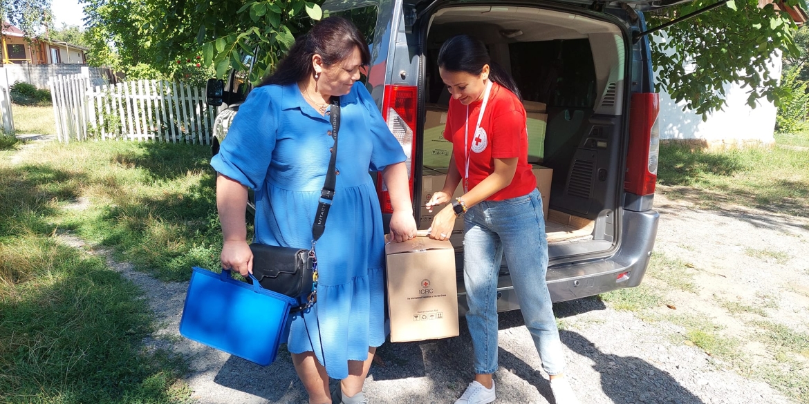 На Вінниччині переселенці отримали гуманітарку від Червоного Хреста