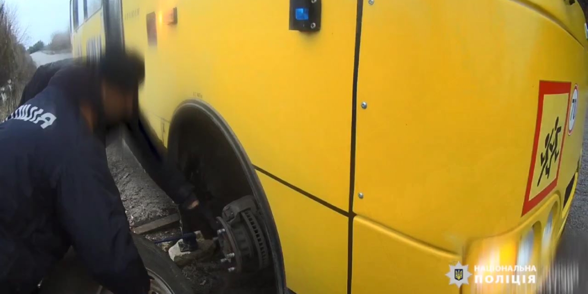 На Вінниччині поліцейські допомогли водієві шкільного автобуса 