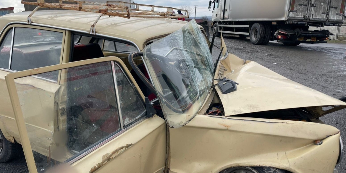 На Вінниччині вантажівка підім'яла ВАЗ - постраждав водій і 12-річна дитина