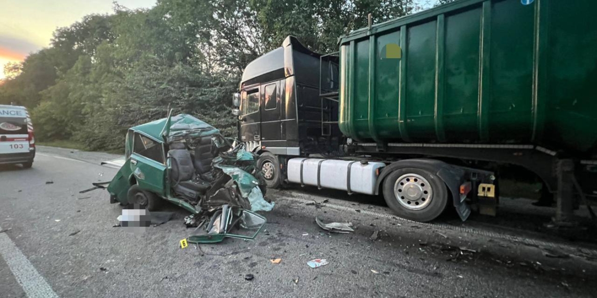 На Вінниччині ВАЗ в'їхав у вантажівку - 46-річний водій загинув 