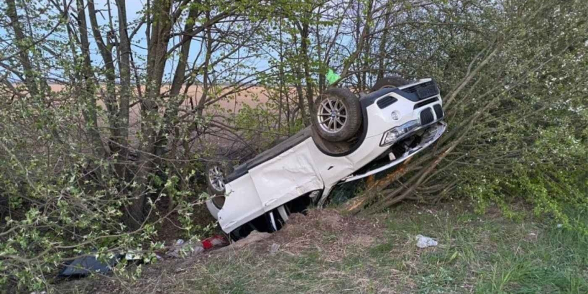 На Вінниччині 15-річний підліток на BMW врізався в дерево, четверо його друзів у лікарні
