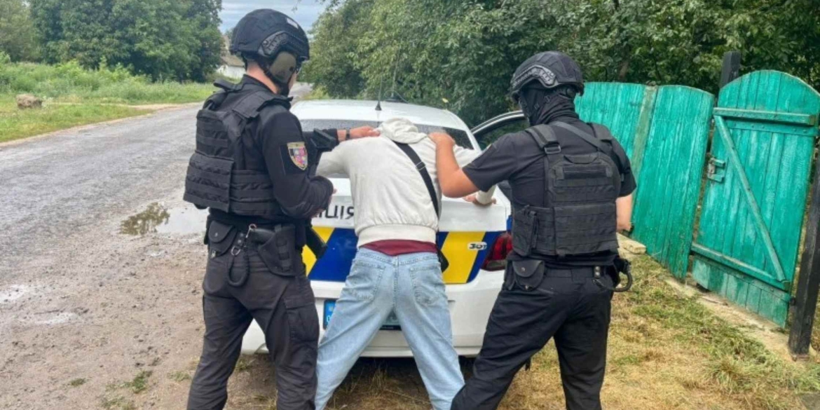 На Вінниччині 50-річний житель стріляв у юнаків з пістолета
