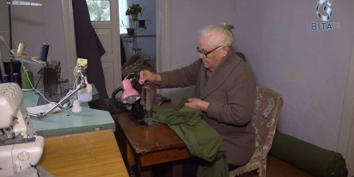 На Вінниччині 85-річна волонтерка шиє теплі речі та маскувальні костюми для захисників