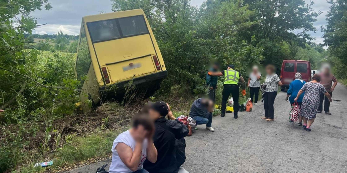 На Вінниччині автобус з’їхав у кювет, п'ять пасажирів травмовані