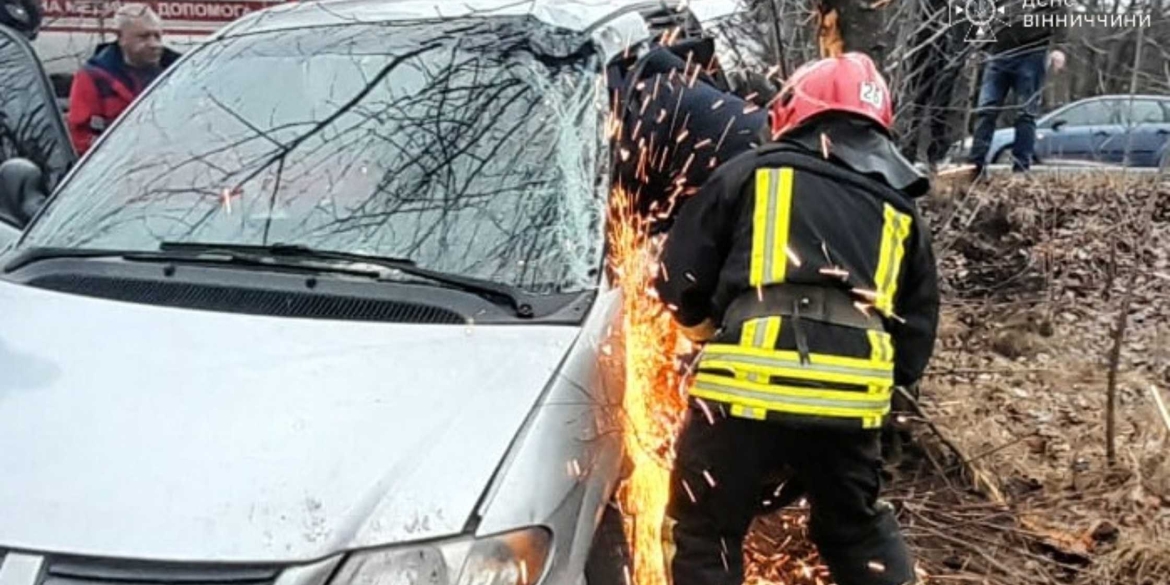 На Вінниччині автомобіль Dodge з’їхав у кювет – водій опинився в металевій пастці