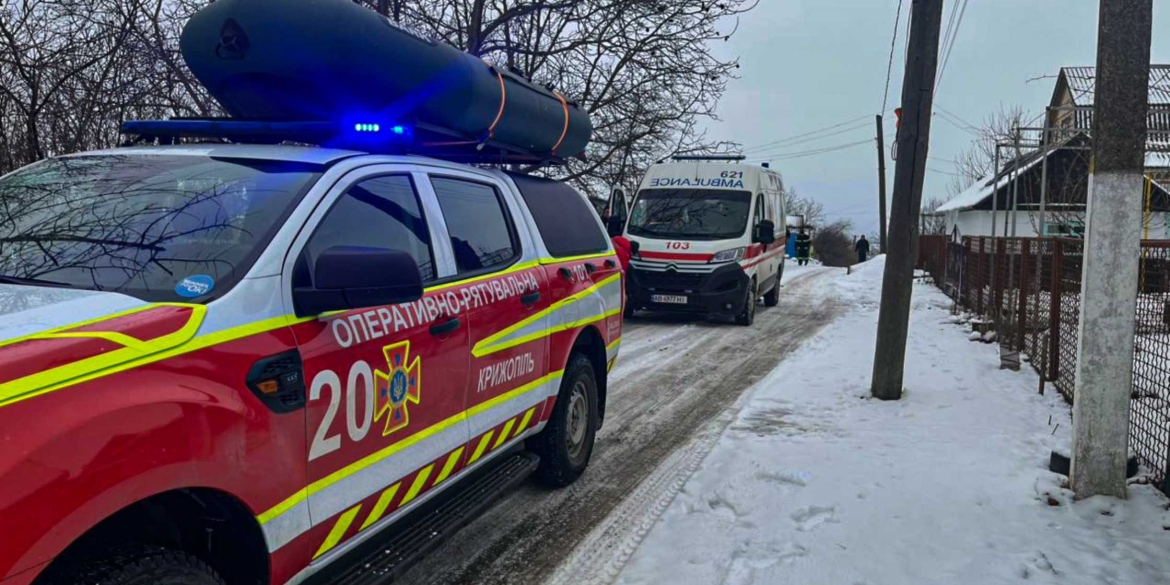 На Вінниччині автомобіль екстреної меддопомоги загруз в сніговому заметі