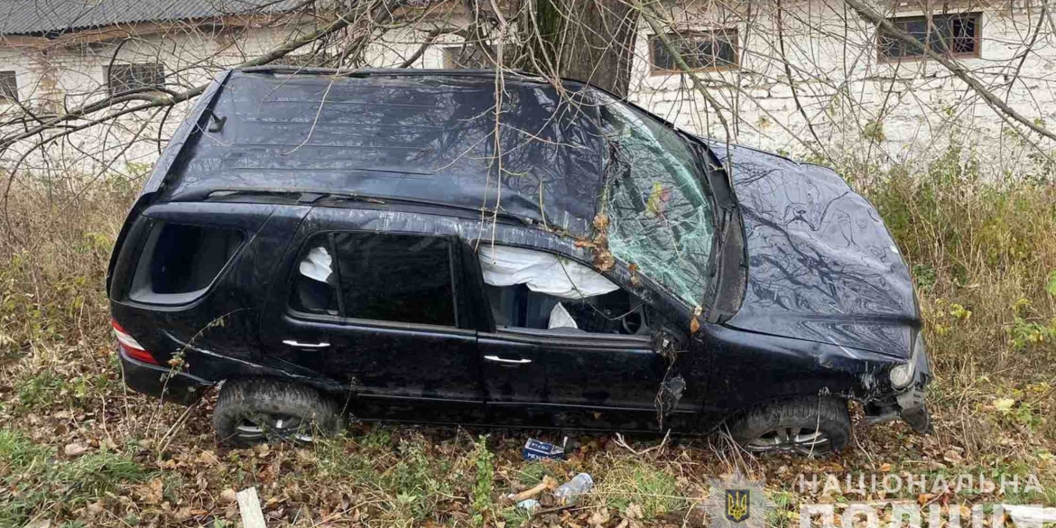 На Вінниччині автомобіль в’їхав у паркан та зіткнувся з деревом – внаслідок ДТП загинув пасажир