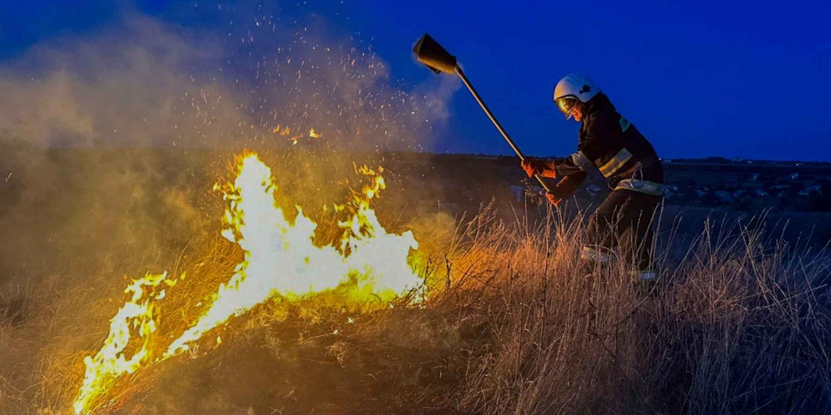 На Вінниччині через загоряння трави вогонь перекинувся на дах господарської споруди