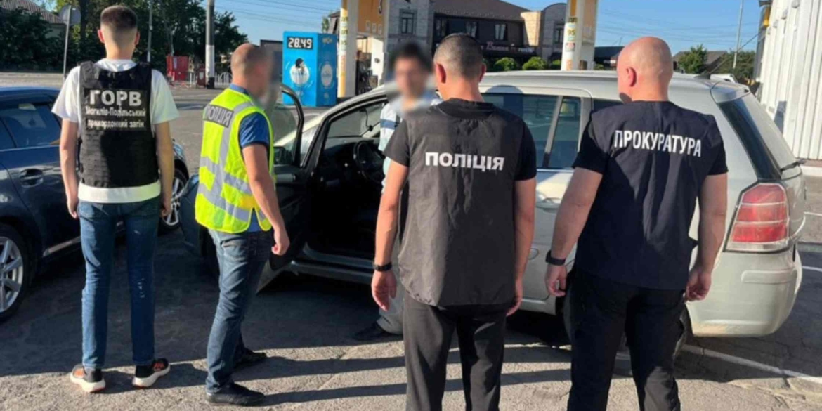 На Вінниччині чоловік обіцяв військовозобов'язаним перетин кордону за 14 тис. доларів