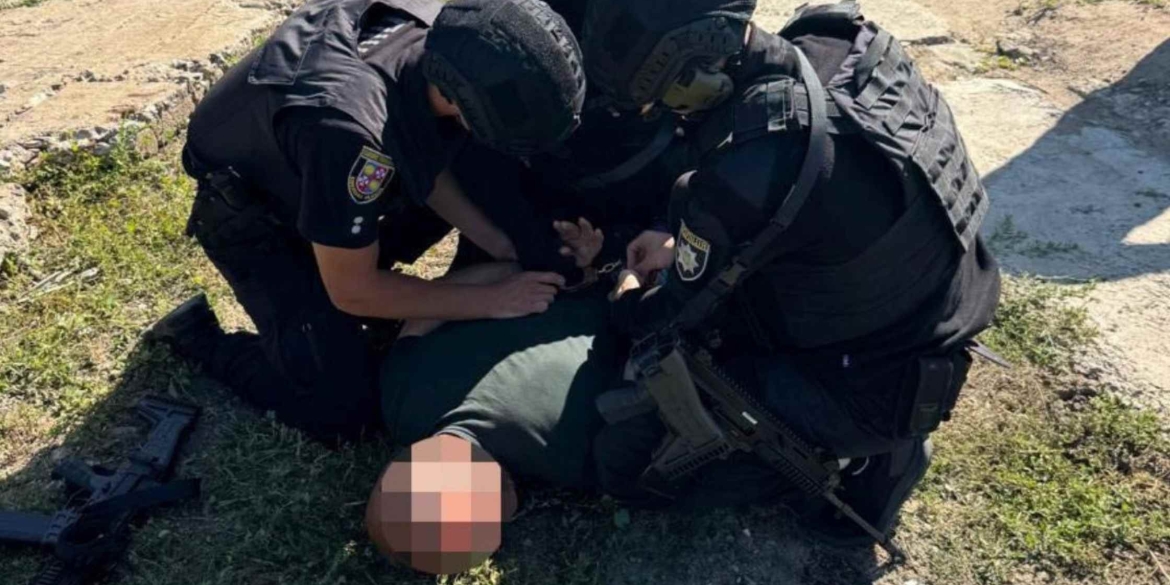 На Вінниччині чоловік погрожував правоохоронцям ножем та сокирою