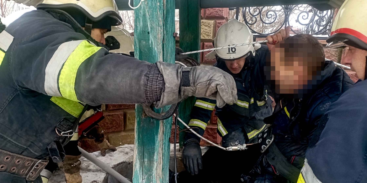 На Вінниччині чоловік вижив після падіння у десятиметрову криницю