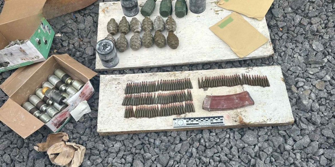 На Вінниччині чоловік з судимістю облаштував на обійсті зброярню