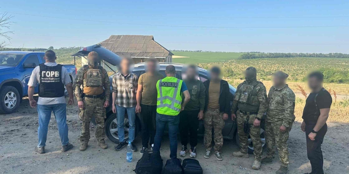 На Вінниччині чоловік за 9 тис. доларів обіцяв переправити військовозобов'язаних за кордон