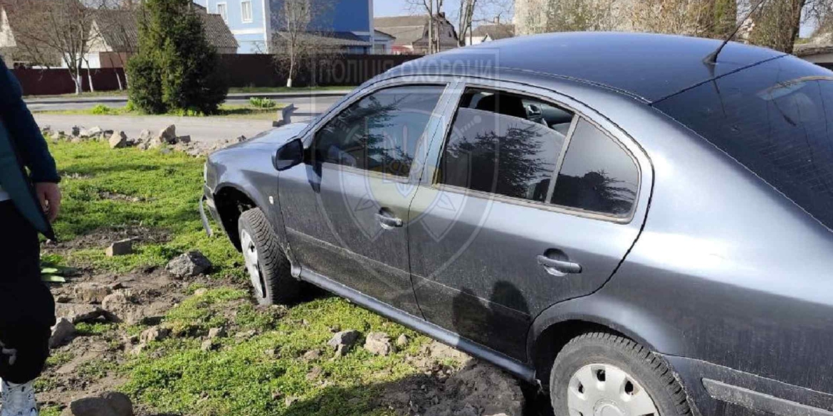 На Вінниччині чоловіку стало зле за кермом — авто врізалась в огородження