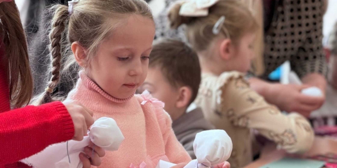 На Вінниччині дітей загиблих військовослужбовців вчили створювати ляльку-мотанку