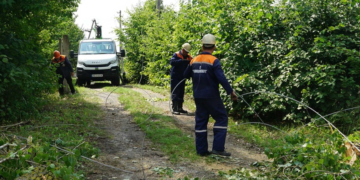 На Вінниччині енергетики повертають світло у будинки після негоди