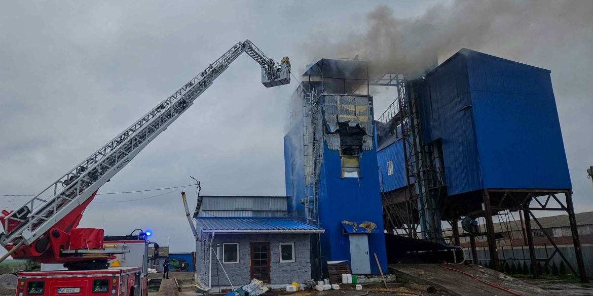На Вінниччині горіла зерносушарка - вогонь знищив три тонни соняшника