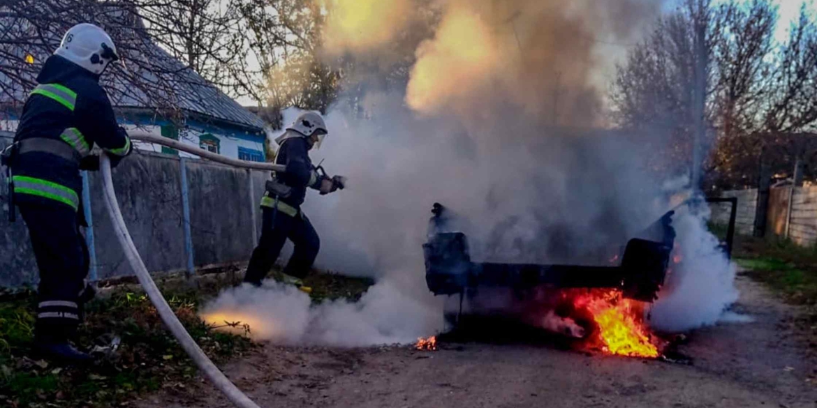 На Вінниччині горіло авто та приватні будинки