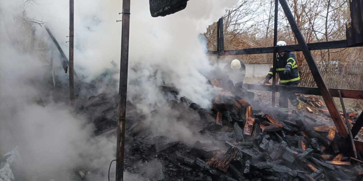 На Вінниччині горіли будівлі, дрова та автобус