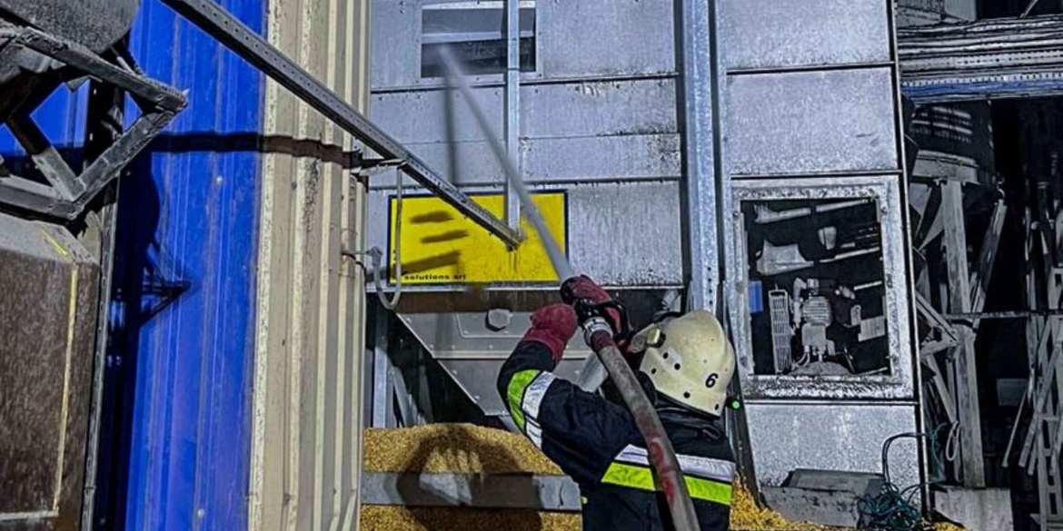 На Вінниччині горіли зерносушарка та приватний будинок