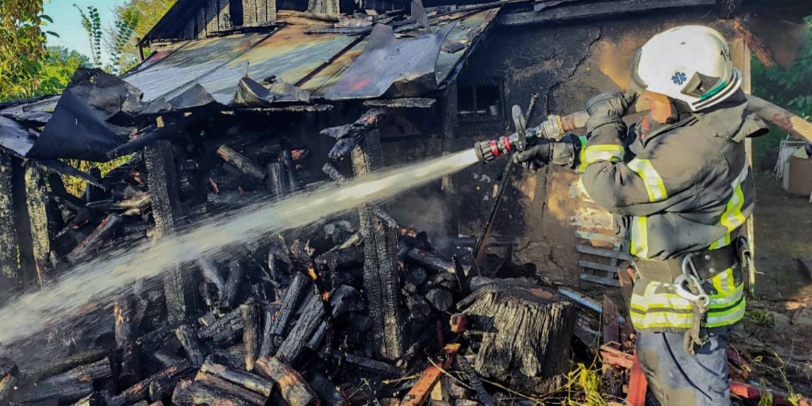 На Вінниччині горів автомобіль, пожнивні залишки та господарські споруди