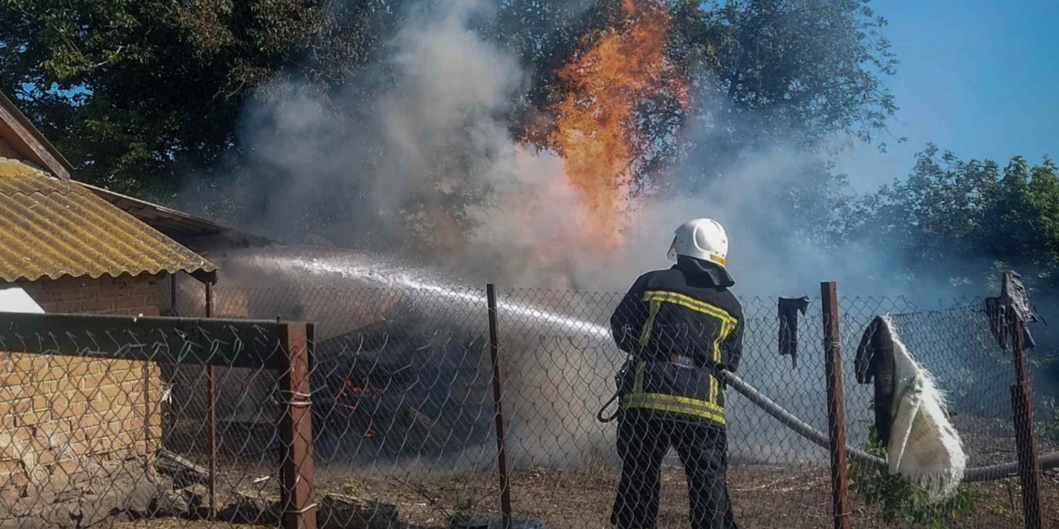 На Вінниччині горів гараж і господарські споруди